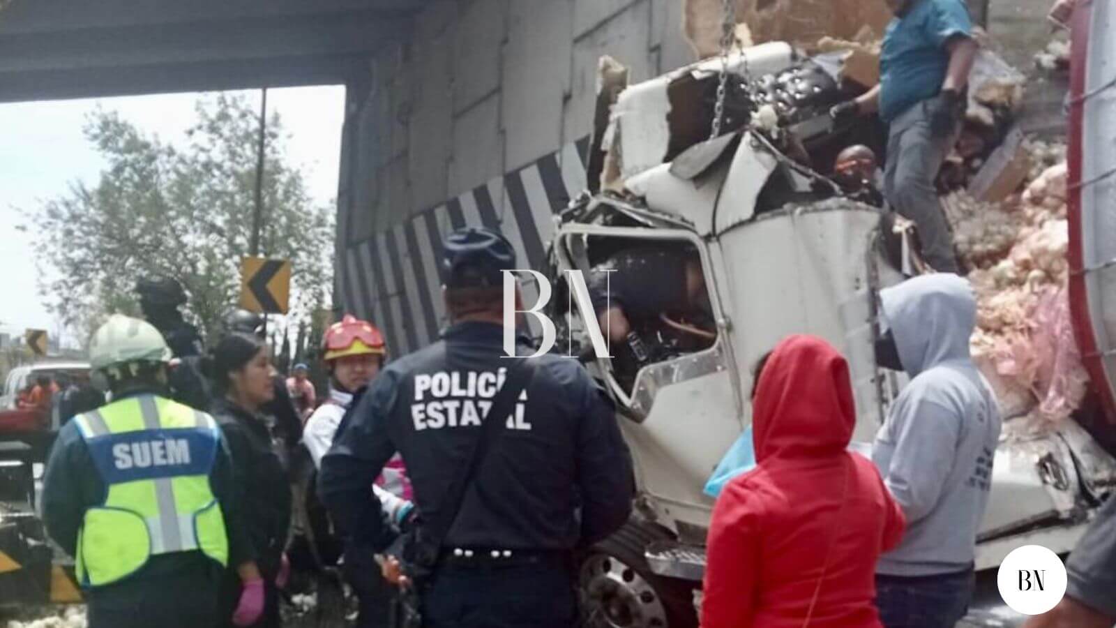 Chocó camión de cebolla,  en la Toluca-Atlacomulco